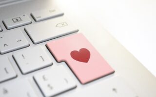 Kærlighed i cyberspace: Vores bedste valg af dating sider i Danmark