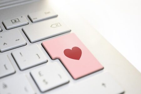 Kærlighed i cyberspace: Vores bedste valg af dating sider i Danmark