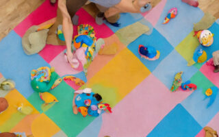 Miljøvenligt legetøj på gulvet: Guide til de bedste bæredygtige legetøjstæpper